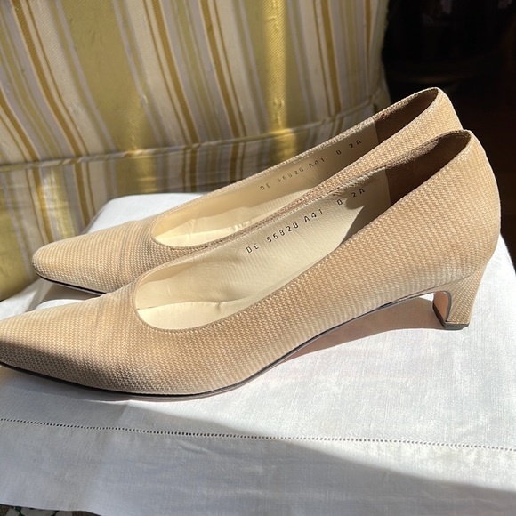 Ferragamo Beige Subtle Shimmer Low Pumps Sz 8AA EUC - Picture 8 of 13